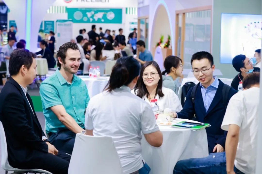 安徽古特生物展会现场洽谈业务