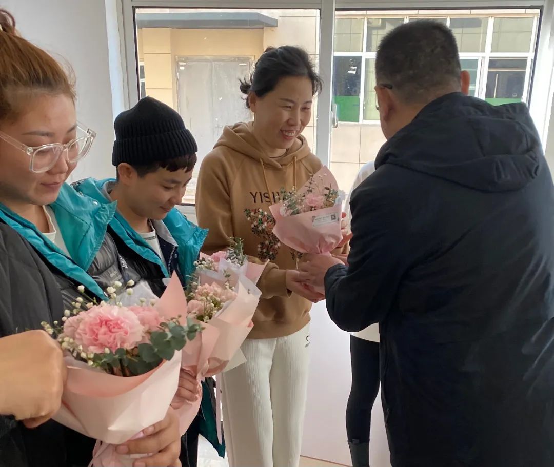 总经理秦永发先生为大家送上节日礼品和鲜花