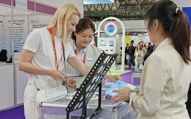 展会现场为客户介绍公司产品